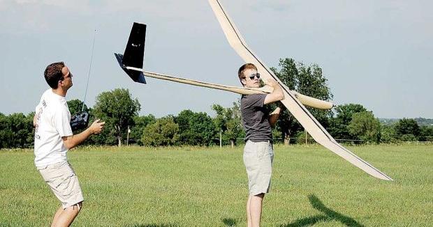 Oklahoma State students Dustin Gamble (holding the aircraft) and teammate with the record-setting Dragonfly electric UAV