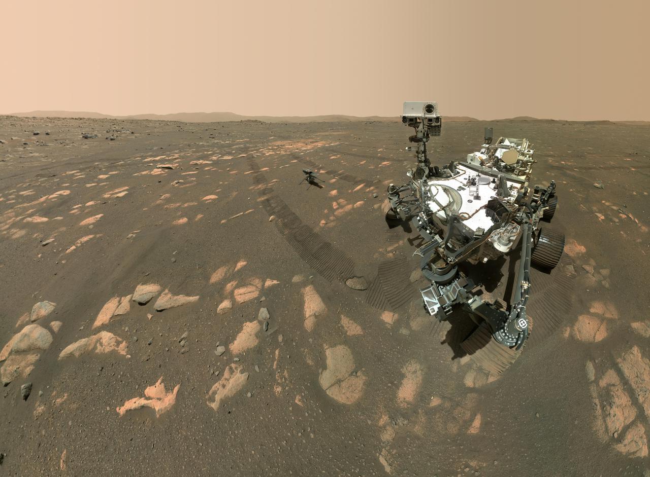 The Perseverance rover photographed on the surface of Mars with the Ingenuity helicopter nearby